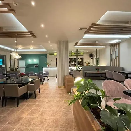 Dionisos Couette-café Leptokaryá